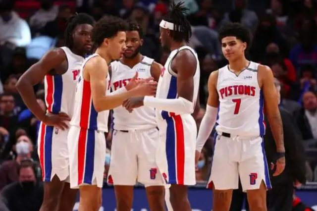 曼晚：不败加冕，阿莫林称曼联已克服了重大的心理障碍（曼晚：以不败姿态登顶，阿莫林称曼联已跨过心理大关）