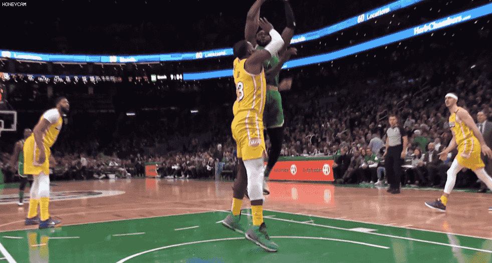 活塞客场大胜取得12连胜，终结对阵雄鹿五连败（活塞客场大捷豪取12连胜，结束此前对雄鹿的五连败）