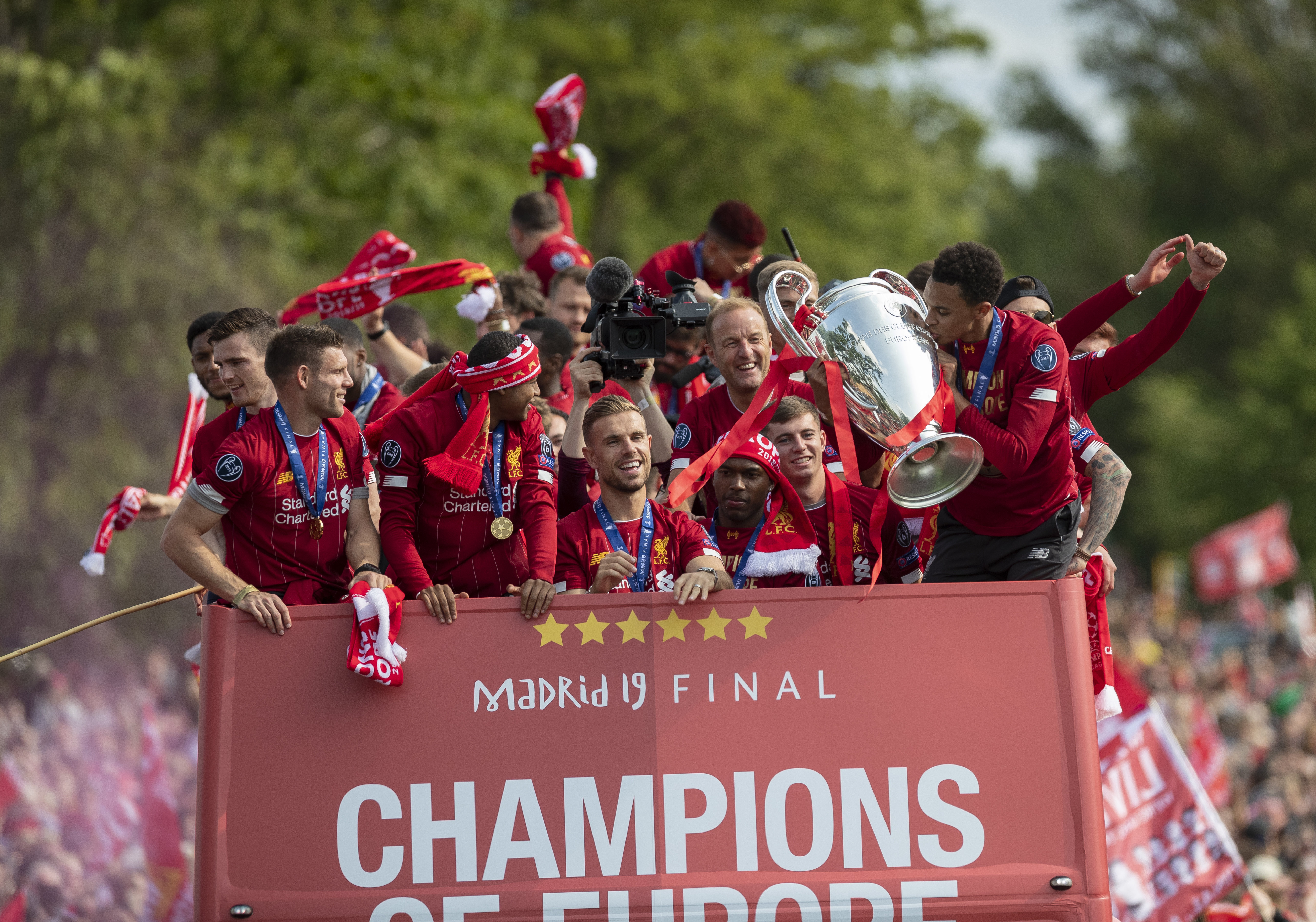 拉波尔塔：我们正着手在诺坎普为梅西立雕像，他值得如此致敬（拉波尔塔：巴萨正推进在诺坎普为梅西树立雕像，他配得上这份致敬）