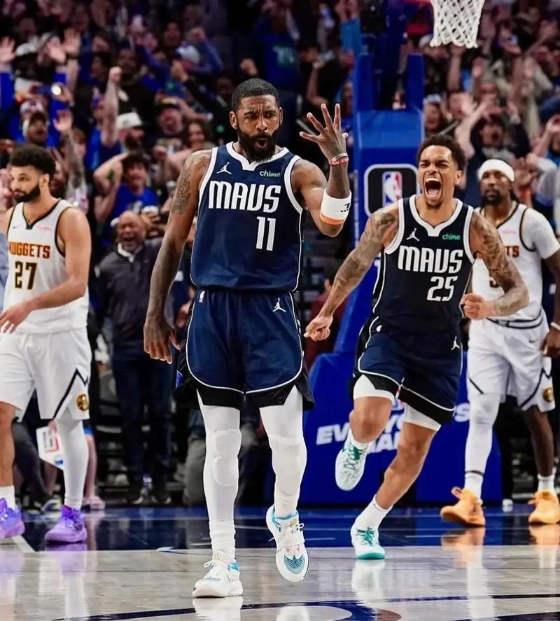 太阳报：里奇的主持人女友亮相米兰德比，透视装造型引发热议（米兰德比看台焦点：里奇的主持人女友以透视造型亮相引发热议）