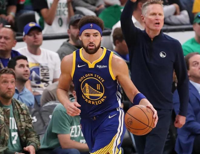 东契奇：斯玛特给替补席带来了能量，他说啥我们都会听（东契奇称斯玛特点燃替补席：他开口，全队都听）