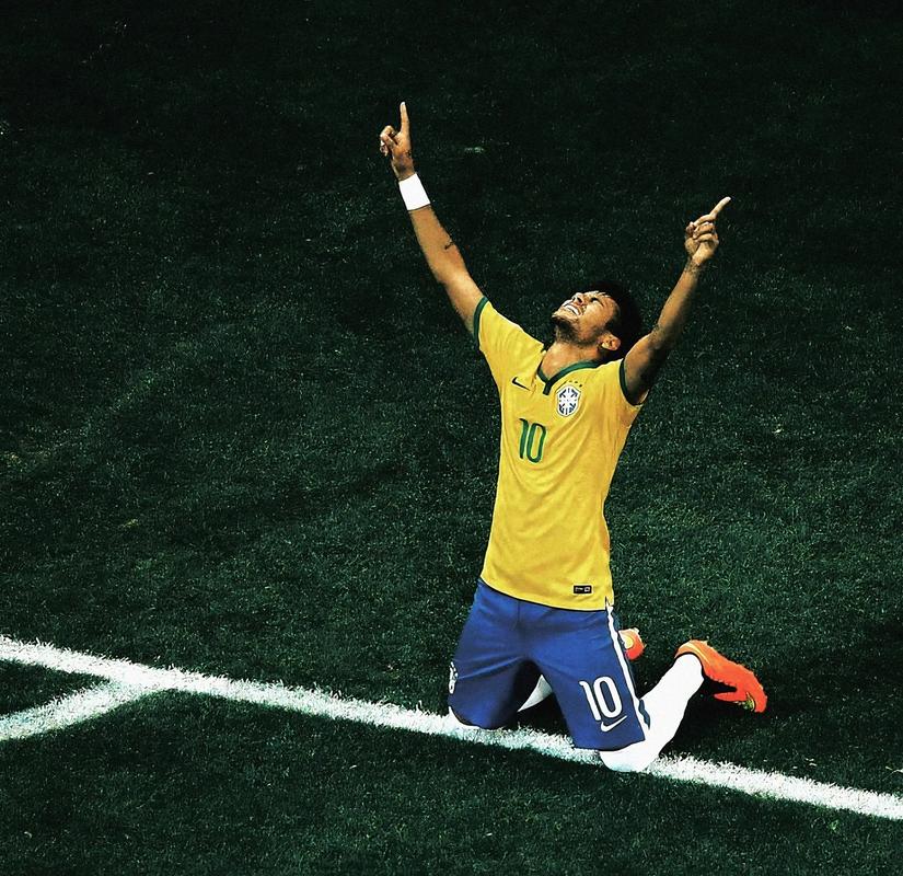 你要跳舞吗？非洲杯半场，一位摄像大哥随着音乐在雨中热舞（非洲杯中场，雨中摄像师随音乐跳嗨了）